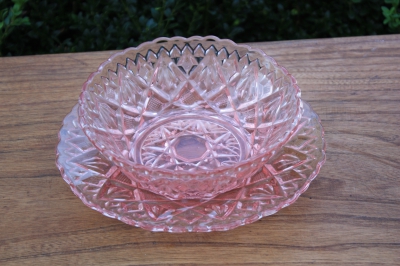 Brocante roze glazen schotel en onderschotel.